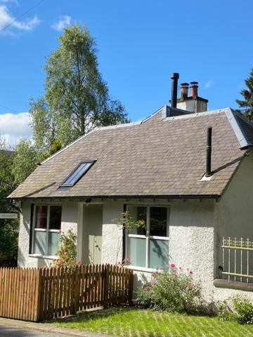 Cobbler'S Cottage At Kindrochet, Strathtay Питлохри Экстерьер фото